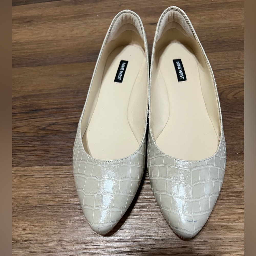 Nine West NEW Off-White Reptile Textured Almond Toe Flats